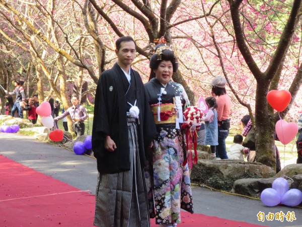 九族舉辦櫻花和服婚禮，新人穿著傳統日式和服，盛裝打扮成為全場焦點。（記者劉濱銓攝）