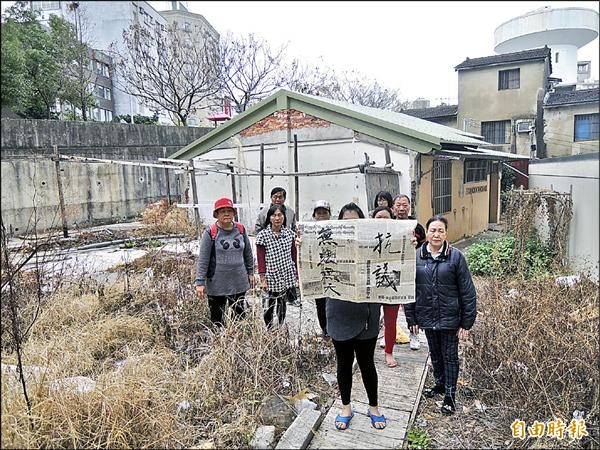 竹市光復路一段八十九巷底的小眷村，因早年土地產權爭議，地主將土地賣給建商並要求搬遷，眷戶哭訴家園已殘破不堪。（記者洪美秀攝）