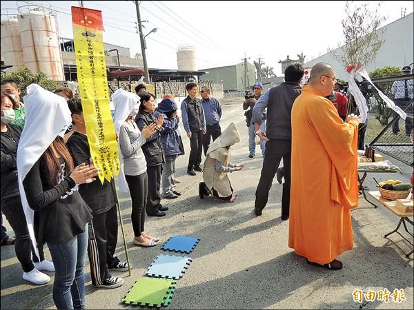 「刑期滿了，可以出獄了！」自戕囚犯家屬招魂，泣不成聲。（記者洪臣宏攝）