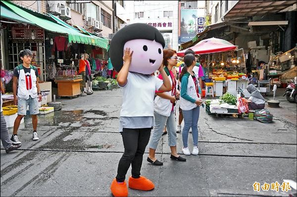 募縣內近三千名學童的助學金，台東家扶中心受助大專生到菜市場宣傳15日的愛市集活動。（記者王秀亭攝）