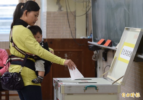 國民黨立委蔡正元罷免案今日進行投票，不少港、湖地區民眾前往住家附近投開票所排隊投票，有家長帶著小朋友一同投票，見證歷史與學習民主過程。（記者廖振輝攝）