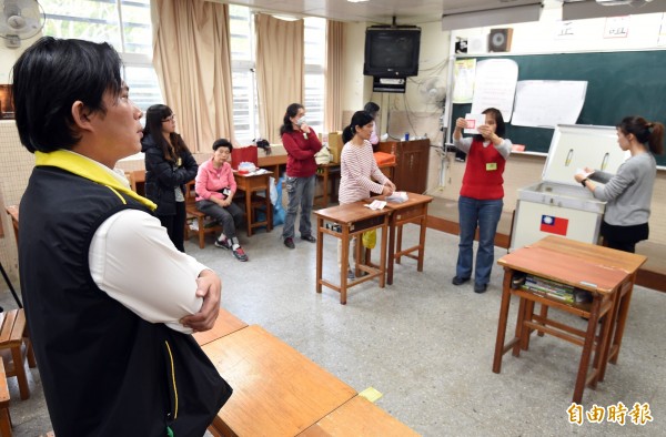   國民黨立委蔡正元罷免案今日進行投票，下午4時投票結束後，選務人員進行開票作業，中研院法律學研究所研究員黃國昌（左一）到場觀切開票情形。（記者廖振輝攝）