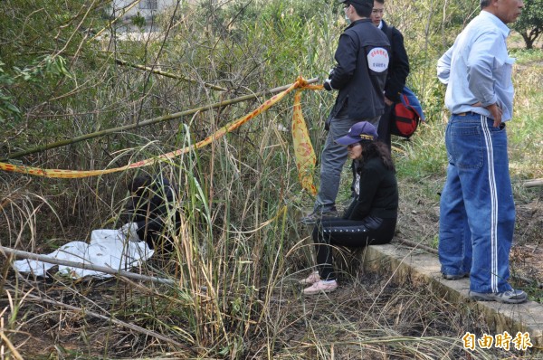 83歲鍾姓老翁整地燒雜草，疑似受困遭燒死，他的女兒難以置信地，癱坐在一旁。（記者彭健禮攝）