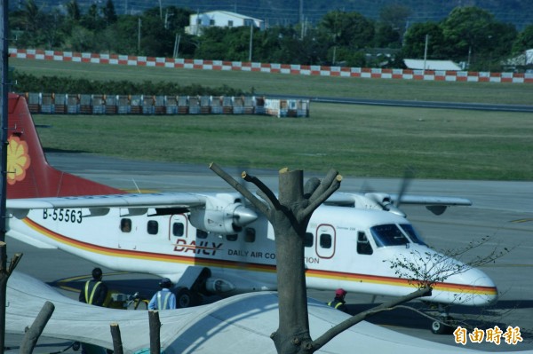 德安航空近日頻出狀況，導致航班運輸量不足，部分旅客苦候3天仍等候不到補位，憂心春節將致仍無法回家過年。（資料照，記者王秀亭攝）