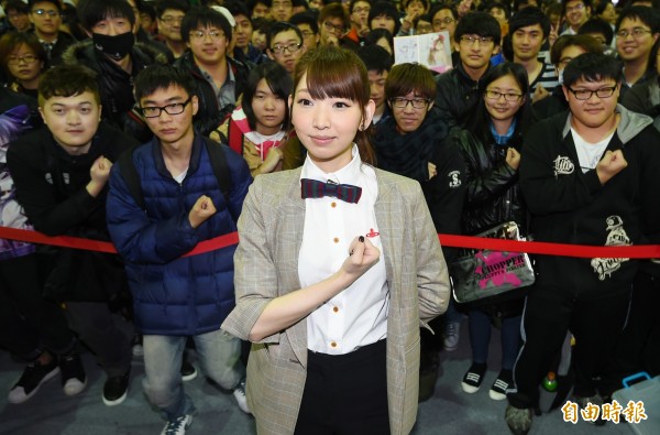 「進擊的巨人」要角「阿爾敏」美女聲優井上麻里奈15日來台，出席台北國際動漫節簽名會，與粉絲互動。（記者張嘉明攝）