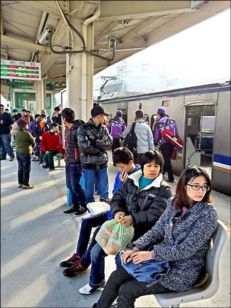 台鐵一名區間車駕駛因身體不適，列車停靠富岡站，車上近百旅客被迫下車，在月台等待接駁列車。（翻攝網路）