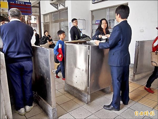 普悠瑪號增設自由座，首日試行未現搶搭人潮，乘客皆有座。（記者陳賢義攝）