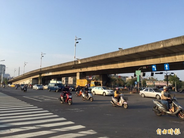 高雄市中山路沿線路口有7處擠進去年前十大肇事路口排行。（記者黃良傑攝）