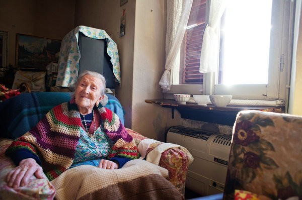 女性人瑞艾瑪現年115歲，是歐洲最長壽的女性，她日前受訪時大方透露，長壽秘方就是「保持單身」，以及每天吃生雞蛋。（圖片擷取自《紐約時報》）
