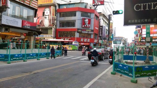 桃園車站前這座少人使用的地下道，在農曆年前就與市民說掰掰。（圖擷取自鄭文燦臉書）