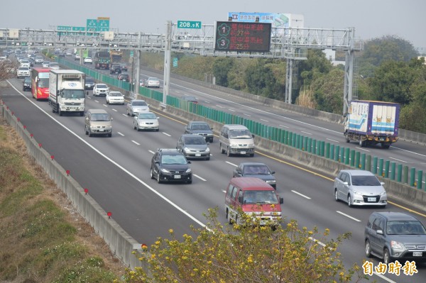 小年夜車潮提早出現，中山高彰化溪湖路段從下午就出現返鄉車流。（記者劉曉欣攝）