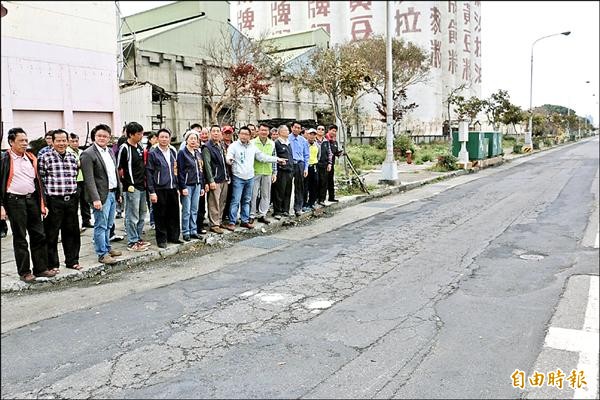 台中港區道路不平整，居民盼改善。（記者張軒哲攝）