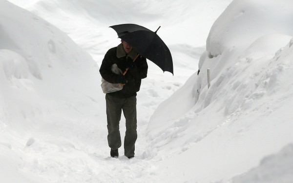 波士頓街道積雪非常多，到處和「公車一樣高」的雪山，已經造成了嚴重的交通問題（美聯社）