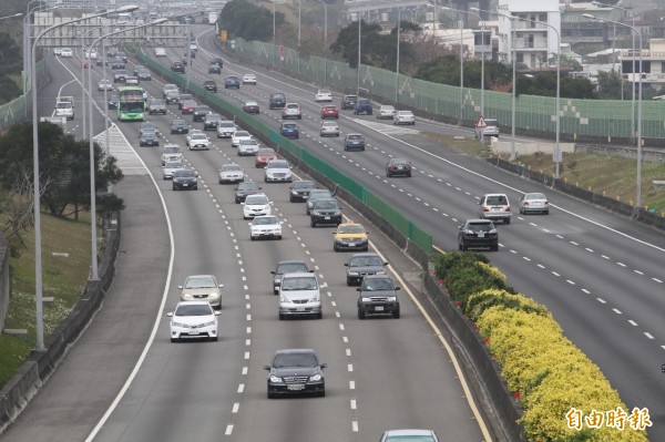 農曆除夕國道高速公路左邊南下新竹公道五路段的車流量下午過後，車流已紓緩，車速恢復時速100公里左右。（記者洪美秀攝）