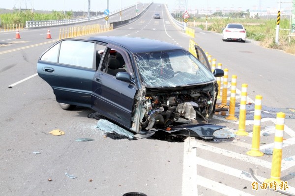 發生在柳營的車禍意外，由於撞擊力之大，導致車頭與車身整個分離。（記者林孟婷攝）