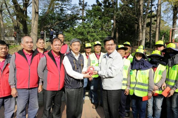 台中市今年首創春節定時定點收垃圾服務，市長林佳龍今上午前往清潔隊發紅包，代表市民感謝清潔隊員們的辛勞。（圖擷自林佳龍臉書專頁） 