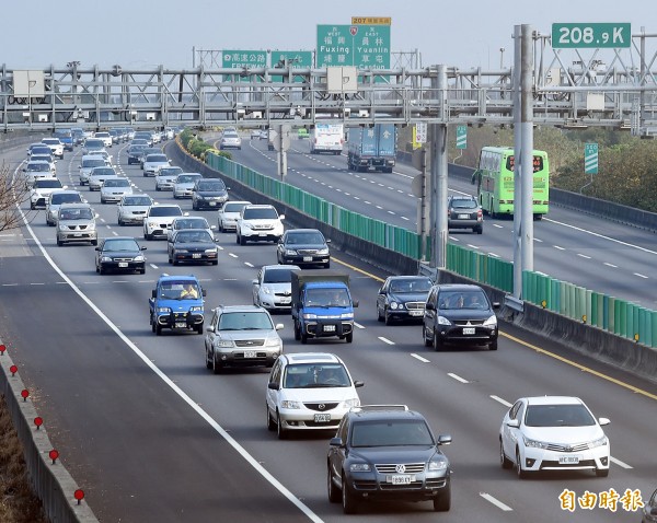 春節假期第一天，今日一早高速公路即湧入大批返鄉車潮，部份路段出現走走停停現象。（記者方賓照攝）