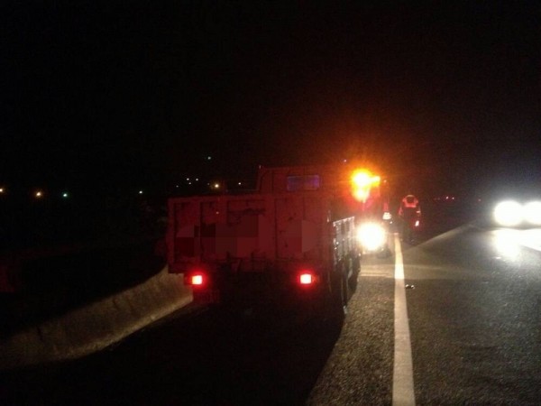 在逃的2名竊賊，被竹東警方追捕後，逆向衝上福爾摩沙高南下車道，行駛5公里後棄車逃跑。（記者黃美珠翻攝）