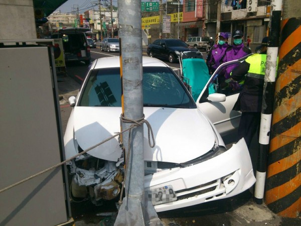 女駕駛疑恍神，開車自撞電線桿。（記者鄭淑婷翻攝）