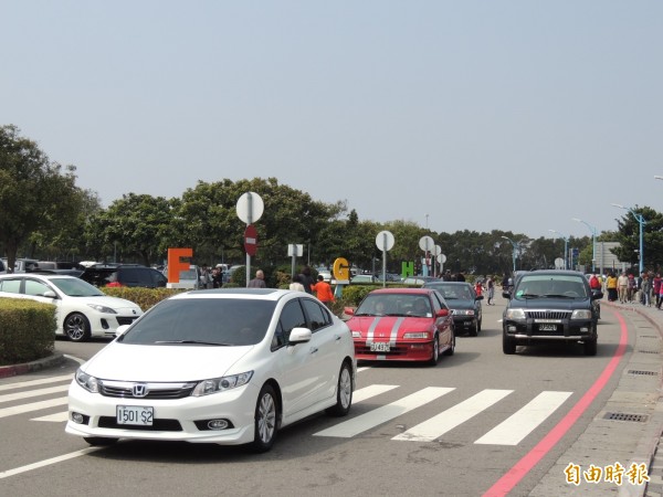 大年初一，國道3號清水服務區出現大量車潮，停車位一位難求。（記者歐素美攝）