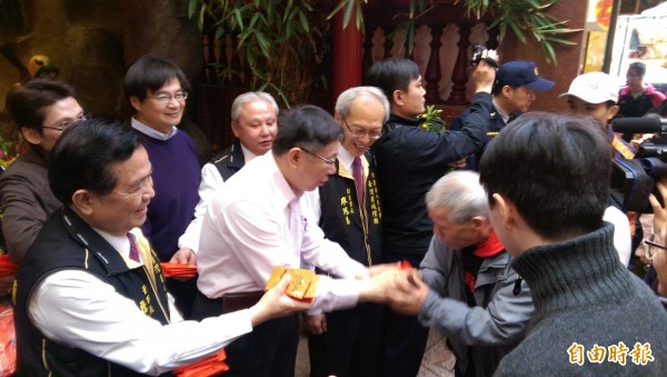 台北市長柯文哲今下午到台灣省城隍廟發送發財金。（記者葉冠妤攝）