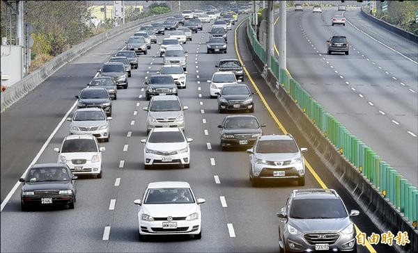 除夕一早國道湧現返鄉車潮。（記者方賓照攝）