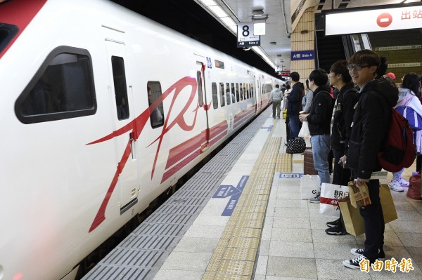 大年初一走春去，午後乘客紛紛湧現，為疏運旅客人潮，台鐵今天加開56列車次因應，預估今日乘客可達70萬3402人，比去年同期增加3％。（資料照，記者陳志曲攝）