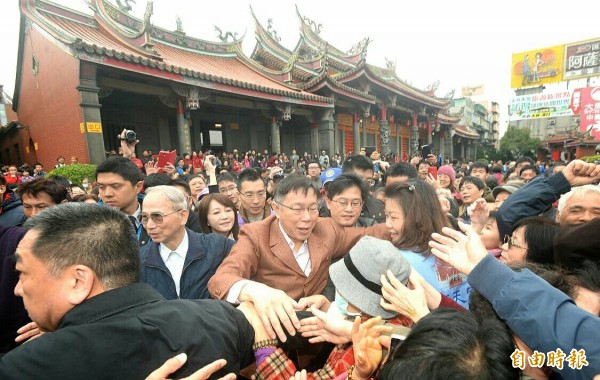台北市長柯文哲一早到行天宮參拜，市民搶著和市長互道新年快樂。（記者林正堃攝）