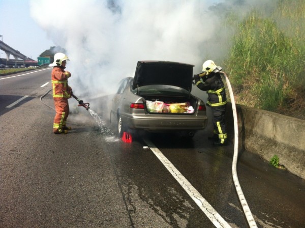 國道林口路段火燒車，1家3口及時逃出。（記者溫于德翻攝）