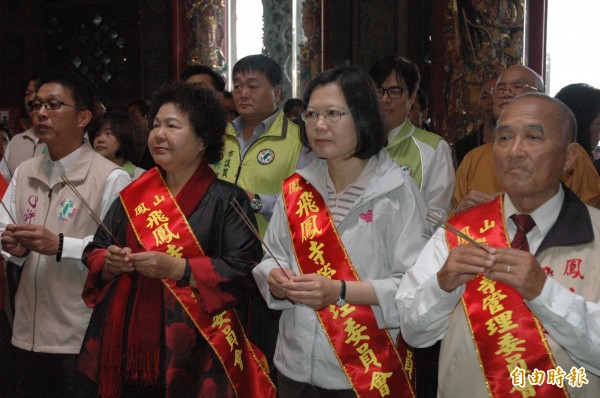 民進黨主席蔡英文（右二）今下午由高雄市長陳菊（左二）陪同到鳳山飛鳳寺參拜。（記者方志賢攝）