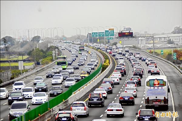 初二回娘家車潮湧現，中部中山高爆車潮，塞車情況比初一嚴重，圖為員林交流道附近。（記者顏宏駿攝）