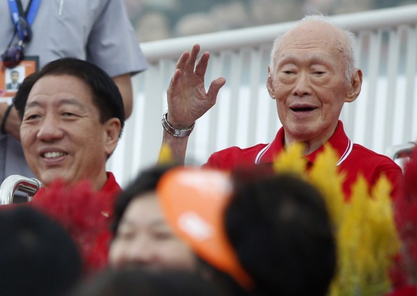 91歲的李光耀（右）今天住進中央醫院加護病房，並裝上了呼吸器，新加坡政府強調，李光耀的情況穩定。（路透）