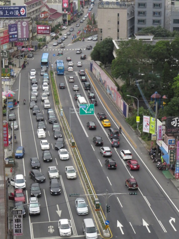 從礁溪市區要上頭城交流道的車陣，一路回堵到市區，至少有2至3公里。（記者王揚宇攝）