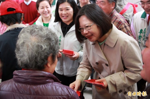 民進黨主席蔡英文（右）是今年過年最受民眾歡迎的政治人物。（記者鄭鴻達攝）