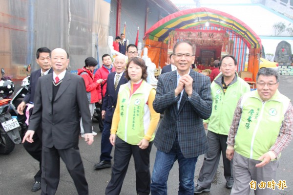 前行政院長游錫堃陪同律師鄭文婷到基隆天顯宮參拜。（記者林欣漢攝）