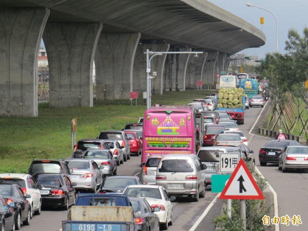 欲上宜蘭交流道的車輛，在平面道路回堵約二公里，駕駛們不免抱怨，要上國道回家好難。（記者王揚宇攝）