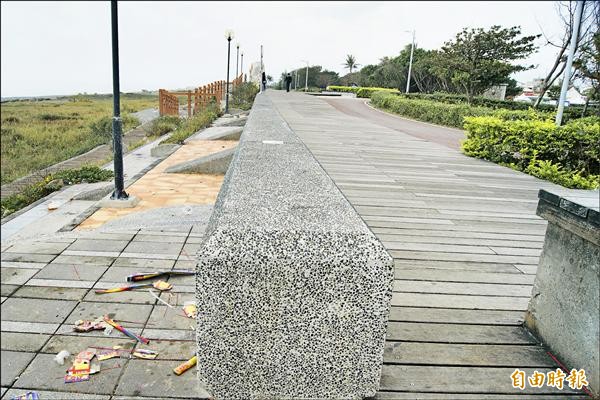 台東市海濱公園觀景平台的堤防內外，因所轄單位不同，一邊垃圾已掃清，一邊卻呈現滿地垃圾的情況。（記者王秀亭攝）