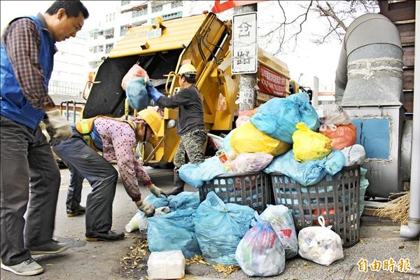 彰化縣昨天恢復正常收垃圾，垃圾量爆增3到4倍。（記者張聰秋攝）