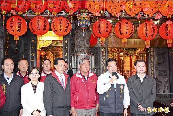 市長鄭文燦（右二）前往大溪月眉山觀音寺上香祈福，祈求桃園風調雨順、福至民安。（記者李容萍攝）