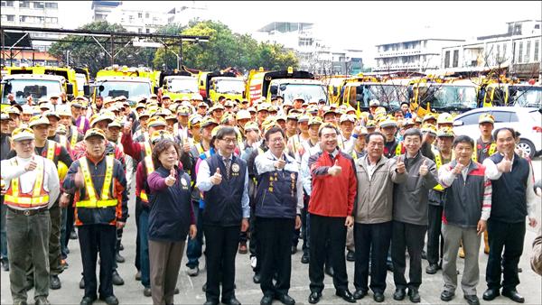 清潔隊開工，市長鄭文燦（前排左五）前往桃園、八德及中壢區清潔中隊，感謝、慰勉全市兩千四百多名清潔隊員，並於桃園區清潔隊舉辦開工儀式。（環保局提供）