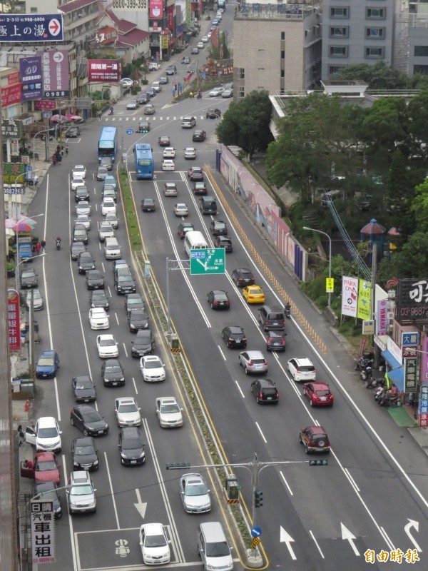 從礁溪市區要上頭城交流道的車陣，一路回堵到市區，至少有2至3公里。（資料照，記者王揚宇攝）