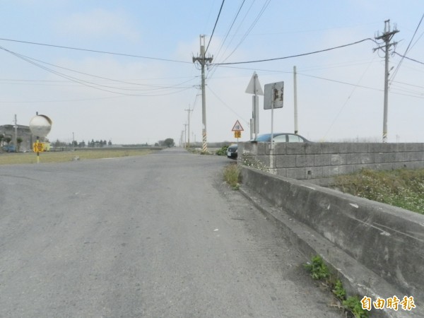 海豐大排堤岸道路護欄太高，遮住駕駛人行車視線以致車禍頻傳。（記者鄭旭凱攝）