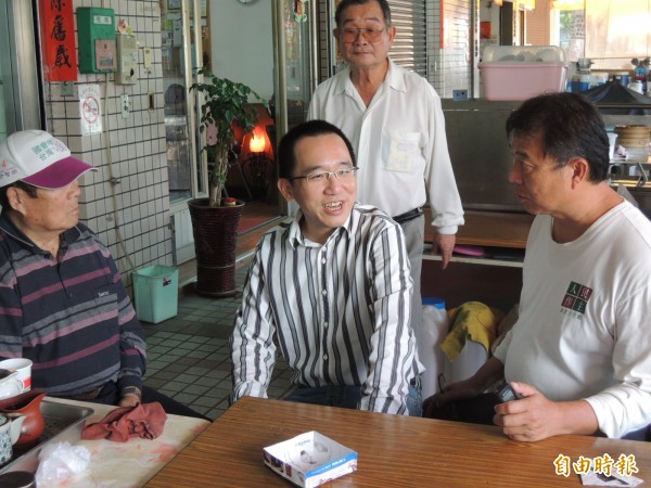 陳致中（前中）獲准重回民進黨，開心地與支持者閒話家常。（記者洪臣宏攝）