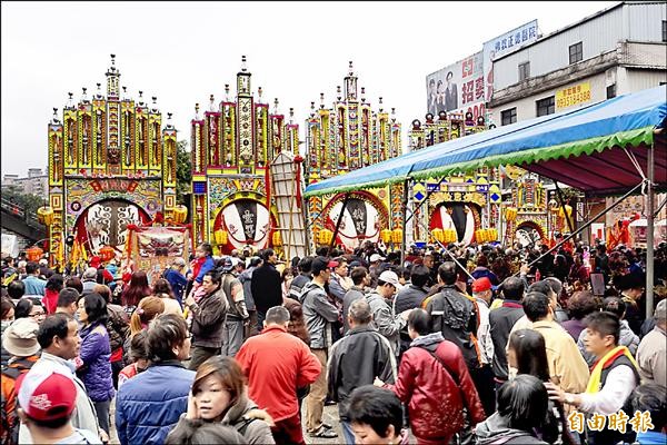 三峽清水祖師廟依習俗舉辦遶境及神豬祭典，現場萬頭攢動。（記者張安蕎攝）