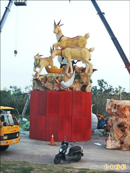 北港燈會主燈「三羊開泰」昨亮相，呈現一家和樂氣氛。（記者陳燦坤攝）