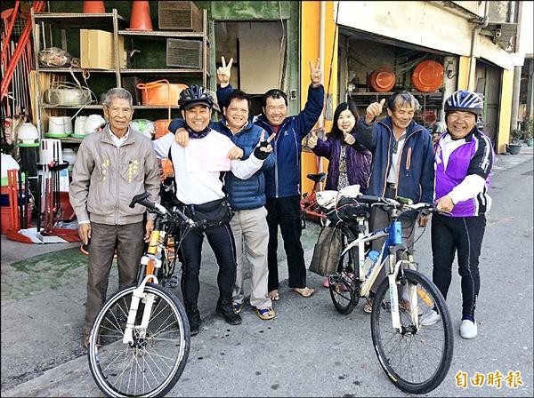 70歲的黃竹南（右一）與吳水財（左二）完成自行車環島壯舉。（記者鄭旭凱攝）