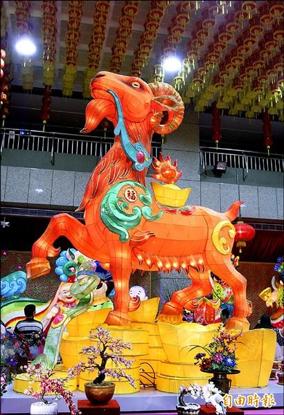 天后宮香客大樓的「羊年」花燈，帶喜氣和吉祥味，頗具看頭。（記者張聰秋攝）