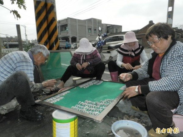 四湖鄉民剝蝦殼曬製劍蝦乾。（記者鄭旭凱攝）