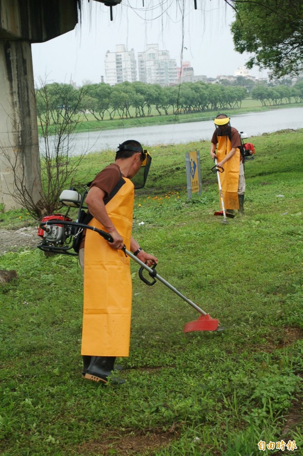 宜蘭縣漂流木除草隊成軍後，縣府給釣竿、找魚池，協助隊員自食其力。（記者江志雄攝）