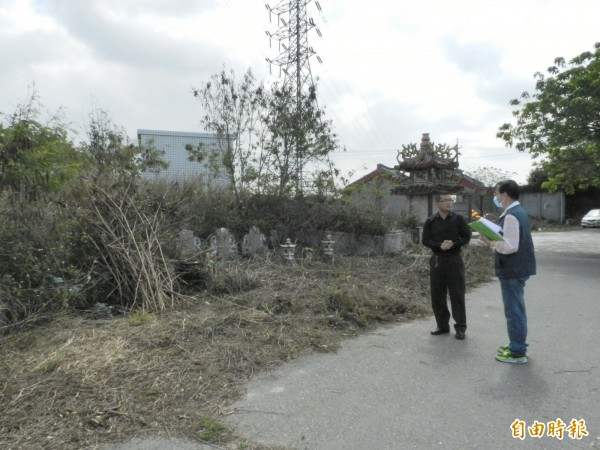 雲林縣四湖鄉新庄公墓禁葬多年，公所今天前往會勘尋找補助改建。（記者鄭旭凱攝）